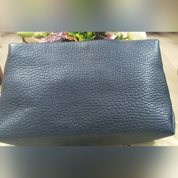 Authenticated Burberry Signature Grain Large Mildenhall Shoulder Bag in Blue - Picture 10 of 16